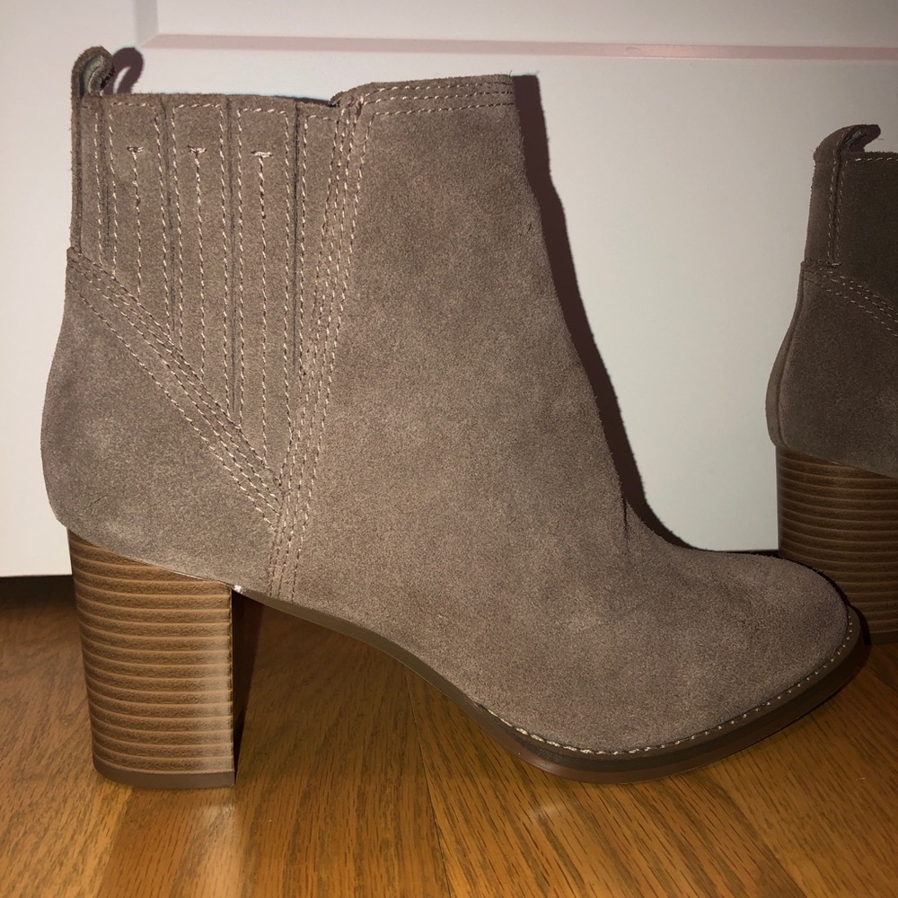 Suede leather tan booties. Like-new condition. Size 9. By GAP.
